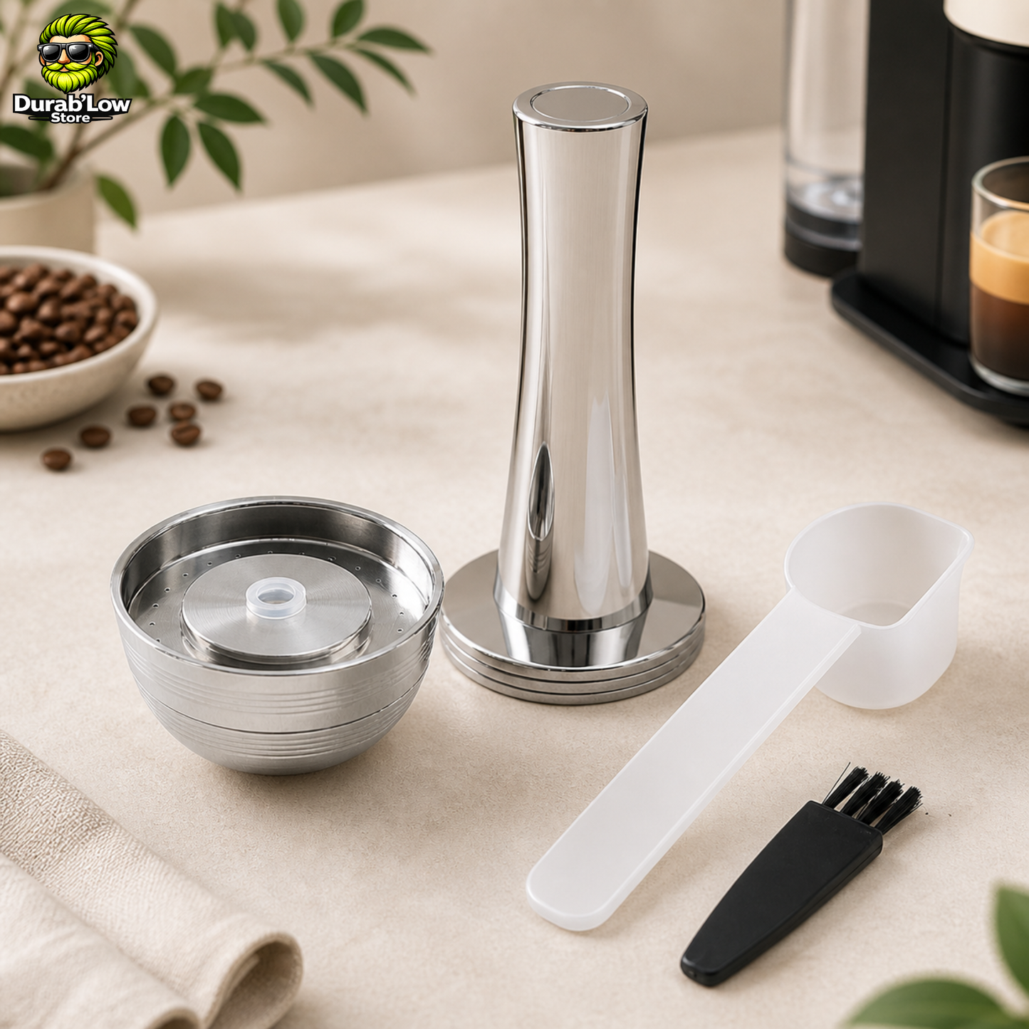Un kit capsule réutilisable Vertuo Next et un tasseur. Une machine à café en fond.
