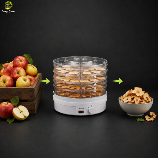 A gauche, une cagette débordante de pommes fraîches, à droite, un bol de chips de pommes. Entre les deux, un déshydrateur dont les plateaux sont remplis de lamelles de pomme.