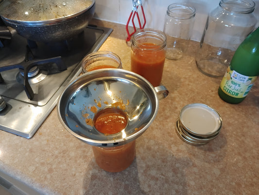 Remplissage d'un bocal de sauce tomate