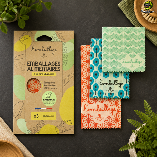 Lot de 3 beewrap L'embeillage. Disposés pliés sur une ardoise.