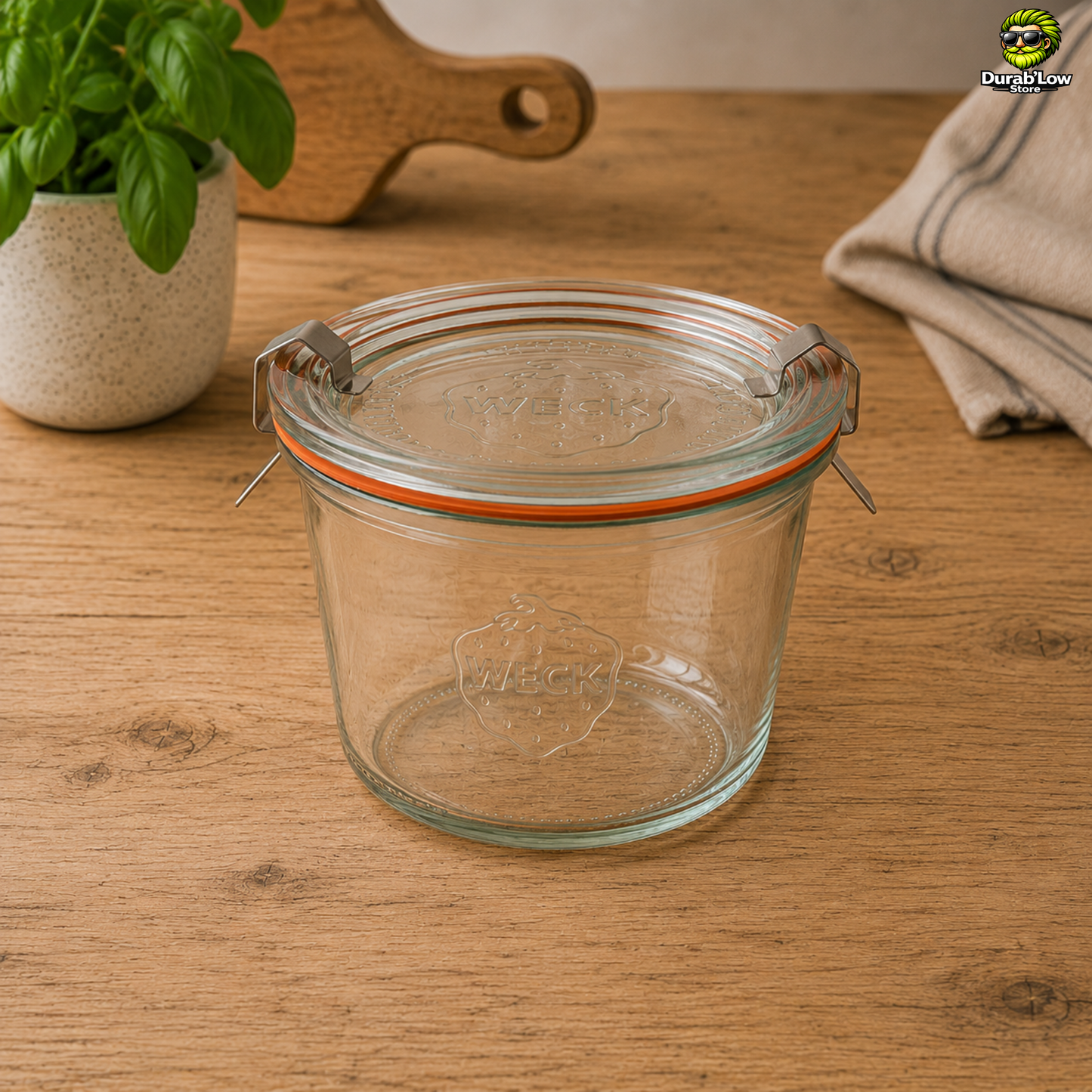 Bocal Weck avec clip et joint sur u plan de travail de cuisine.