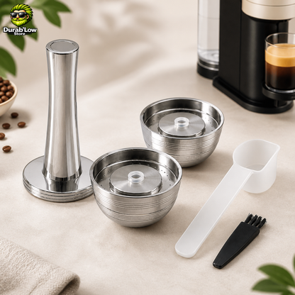 Un kit capsule réutilisable Vertuo Next et un tasseur. Une machine à café en fond.