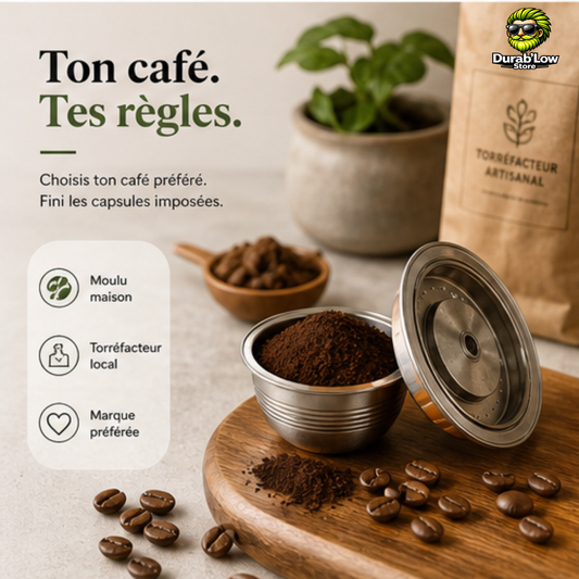 Capsule café réutilisable en inox remplie de café moulu. Des grains de café sont visibles sur une planche de bois.