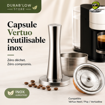Un kit capsule réutilisable Vertuo Next et un tasseur. Une machine à café en fond.