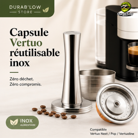 Un kit capsule réutilisable Vertuo Next et un tasseur. Une machine à café en fond.