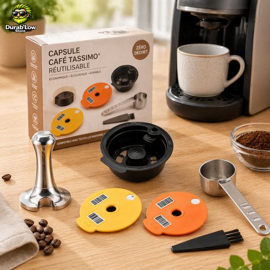 Capsule Café Tassimo Réutilisable mis en scène sur plan de travail avec cafetière