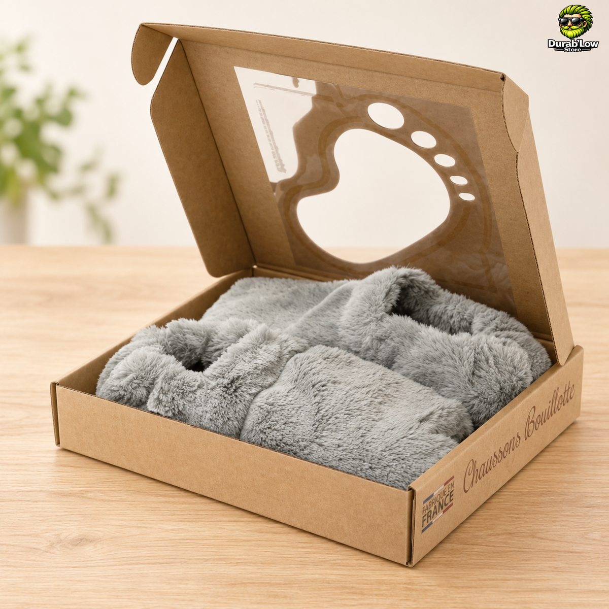 La paire de chaussons chauffants dans son coffret en carton. 