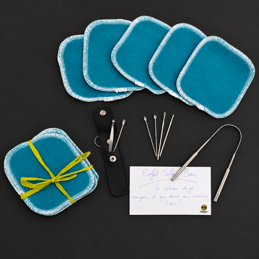 Vue à plat du contenu du coffret Salle de bain avec 10 lingettes, un set d'oriculi et un gratte-langue.
