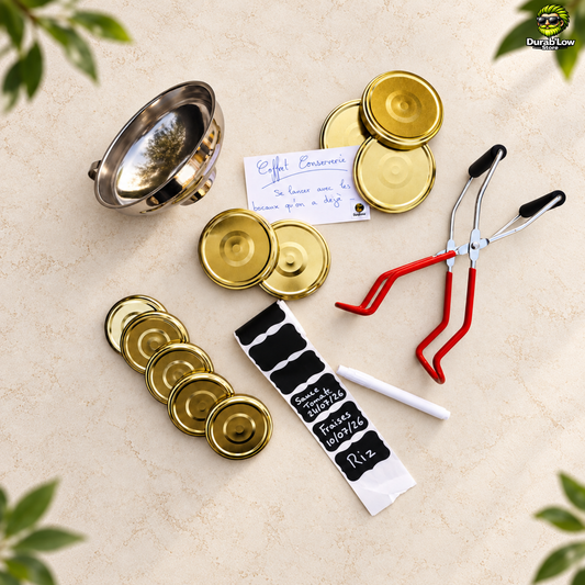 Vue à plat du contenu du coffret Conserverie. Un entonnoir à bocal, une pince à bocal, un rouleau d'étiquette et son marqueur et enfin, les couvercles twist-off.