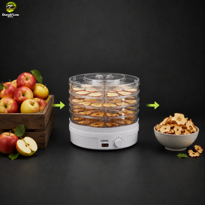 A gauche, une cagette débordante de pommes fraîches, à droite, un bol de chips de pommes. Entre les deux, un déshydrateur dont les plateaux sont remplis de lamelles de pomme.