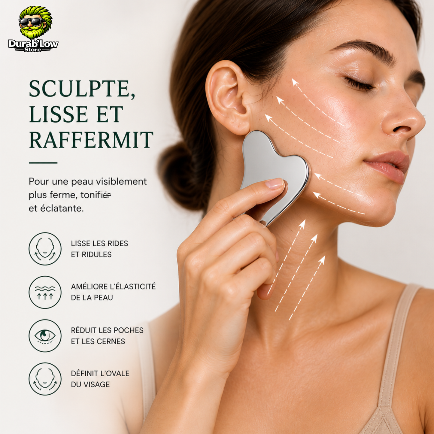 Une femme utilise le GUa Sha en inox pour sculpter la peau de sa mâchoire. 