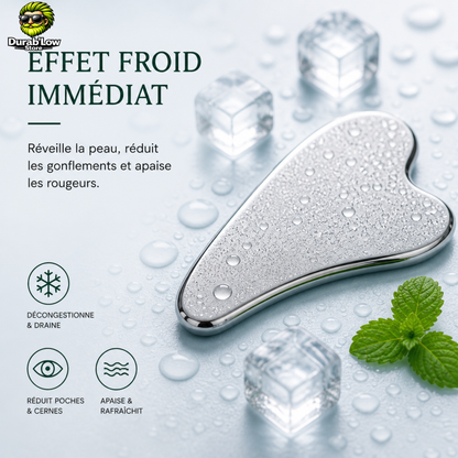 Un Gua Sha avec des gouttes d'eau et des glaçons ainsi qu'une feuille de menthe pour représenter l'effet froid.
