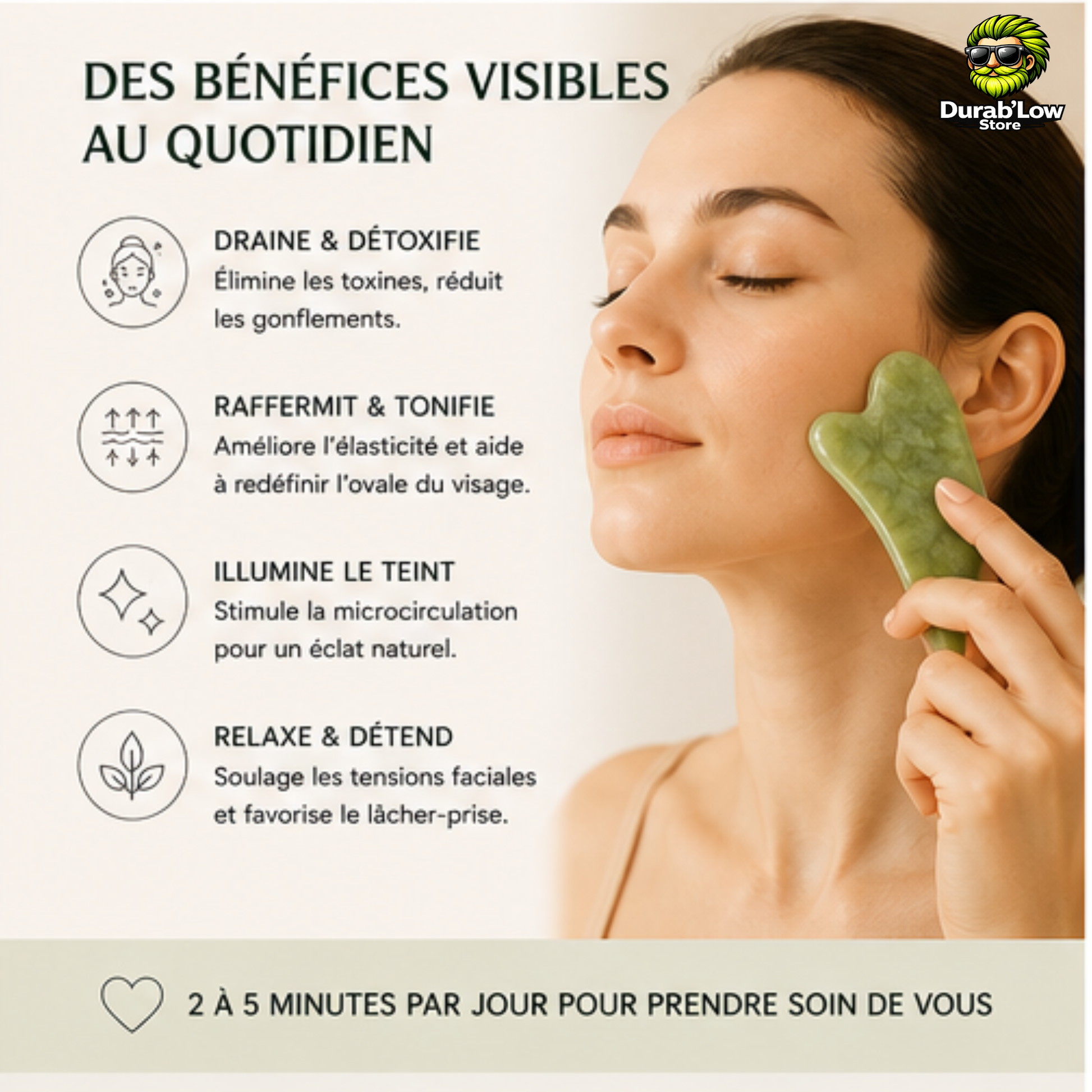 Une femme utilise le GUa Sha en pierre de jade pour se masser la joue. Les bénéfices sont listés sur la gauche de l'image.