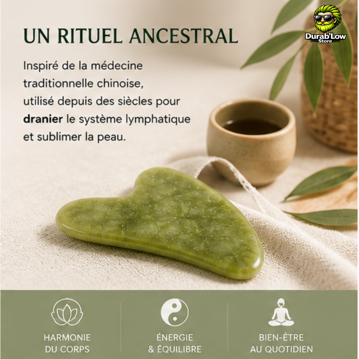 Gua sha posé sur un linge, des feuilles de bambou en fond. 
