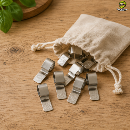 Un sachet en tissu laisse dépasser 10 Clips à bocal Weck sur un plan de travail de cuisine. 
