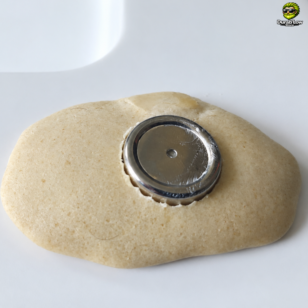 La bague dentelée s'insère facilement dans le savon puis on peut la réutiliser pour les savons suivant.