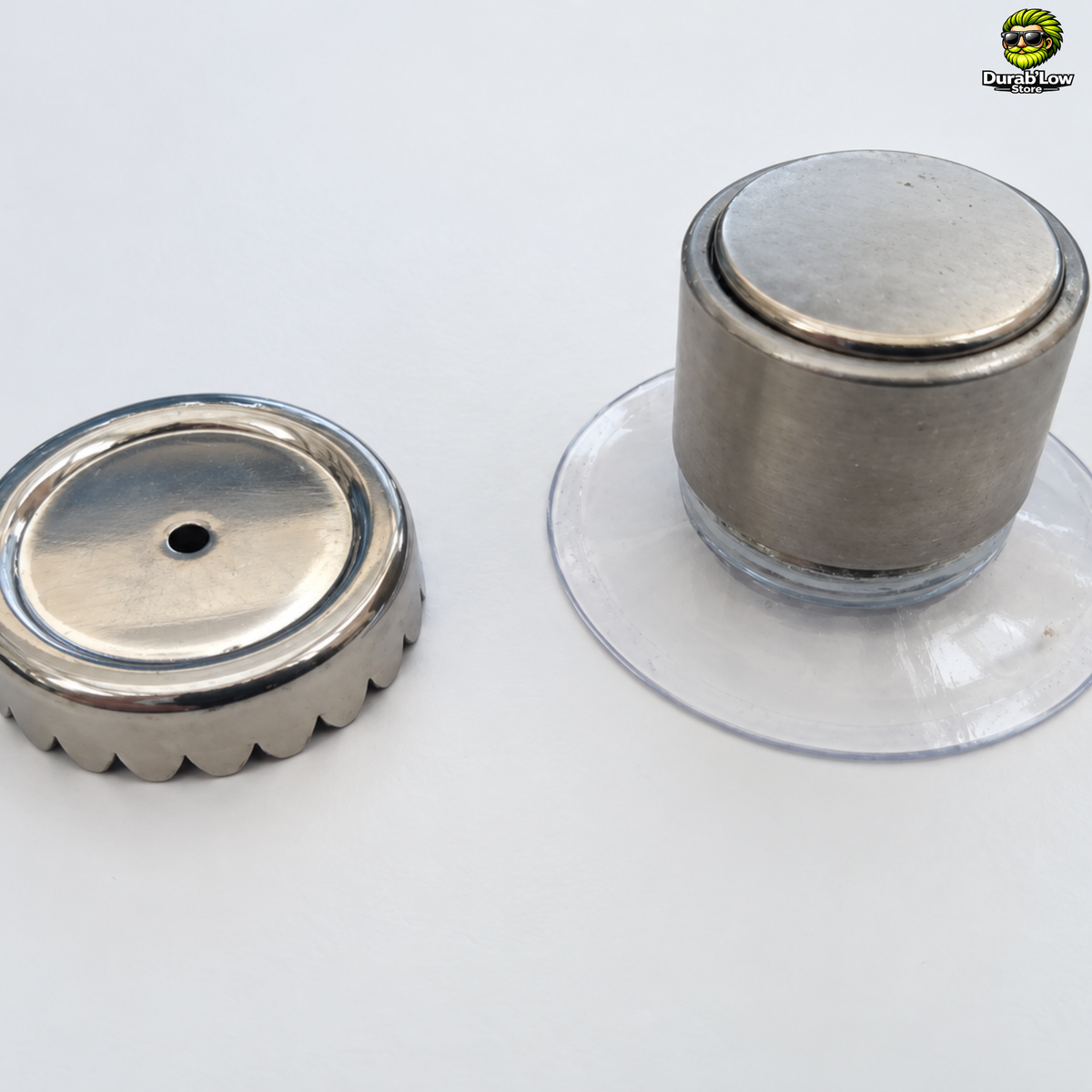 Les deux éléments du porte-savon magnétique. D'un côté la bague dentelée et de l'autre l'aimant et sa ventouse.