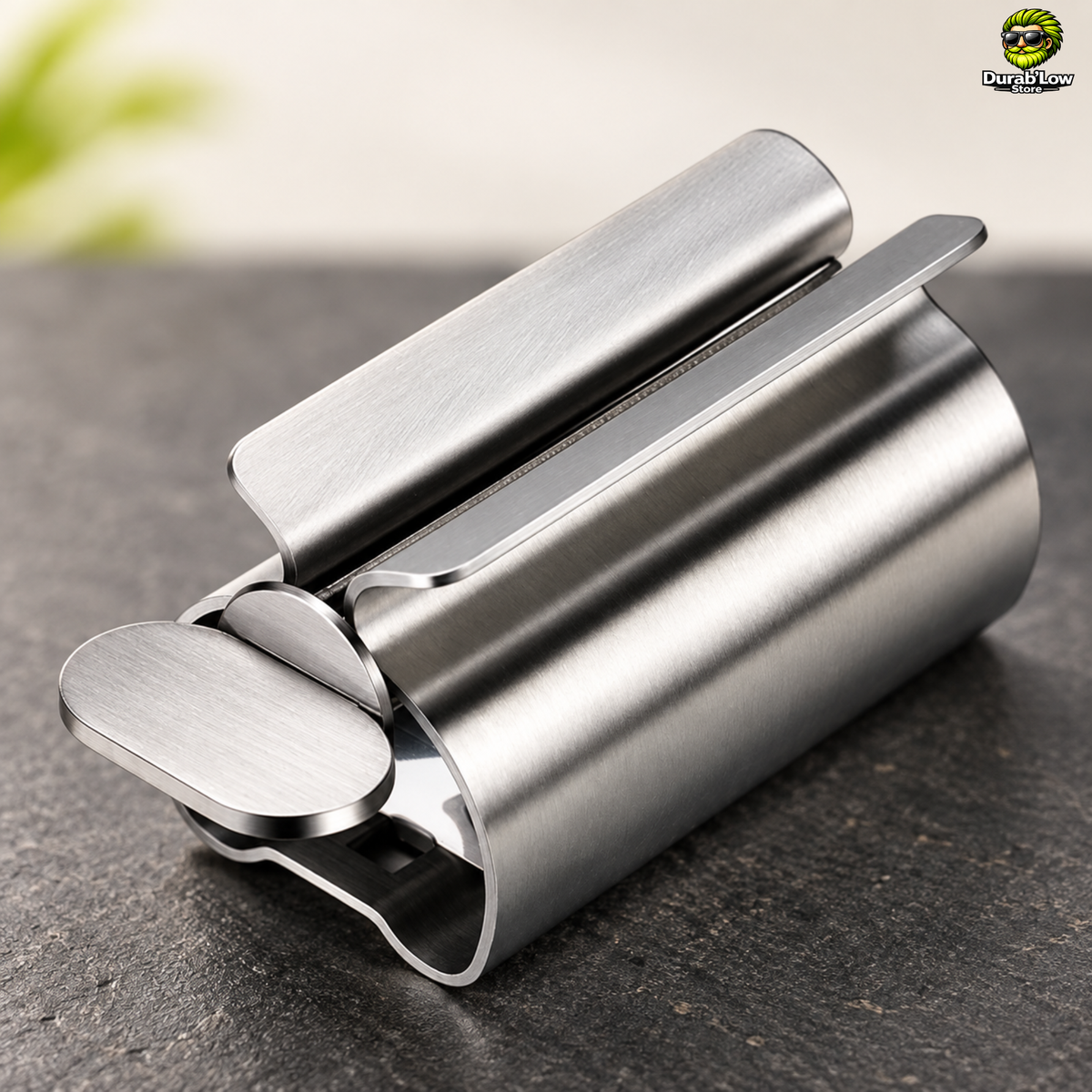 Gros plan sur un presse-tube en inox.