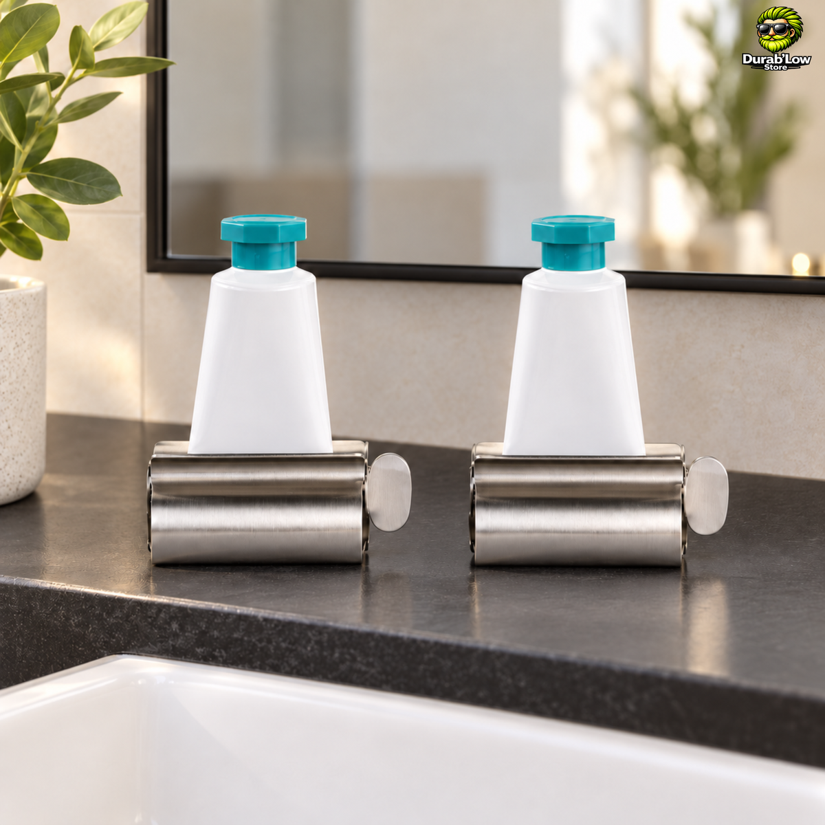 Deux presses-tube en inox avec chacun un tube à moitié vide. Disposé à proximité de l'évier de la salle de bain.