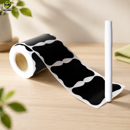 Rouleaux d'étiquette et un marqueur craie effaçable. Dans un décor de cuisine chaleureux et végétalisé.