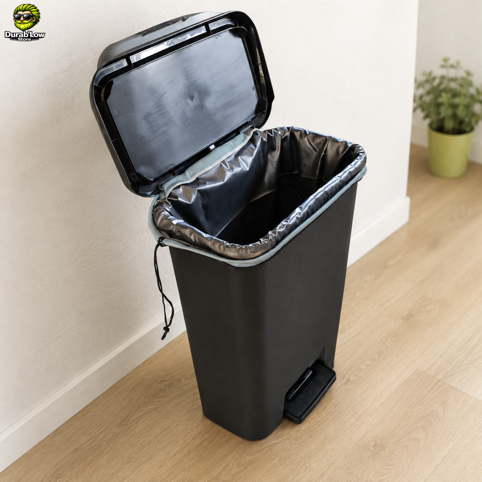 Poubelle ouverte, un sac réutilisable installé à l'intérieur est fixé par son cordon.