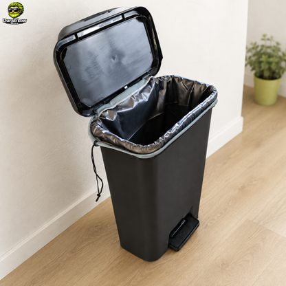 Poubelle ouverte, un sac réutilisable installé à l'intérieur est fixé par son cordon.