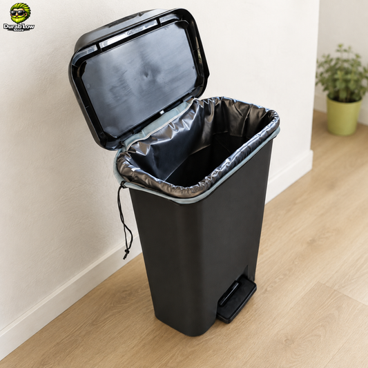Poubelle ouverte, un sac réutilisable installé à l'intérieur est fixé par son cordon.