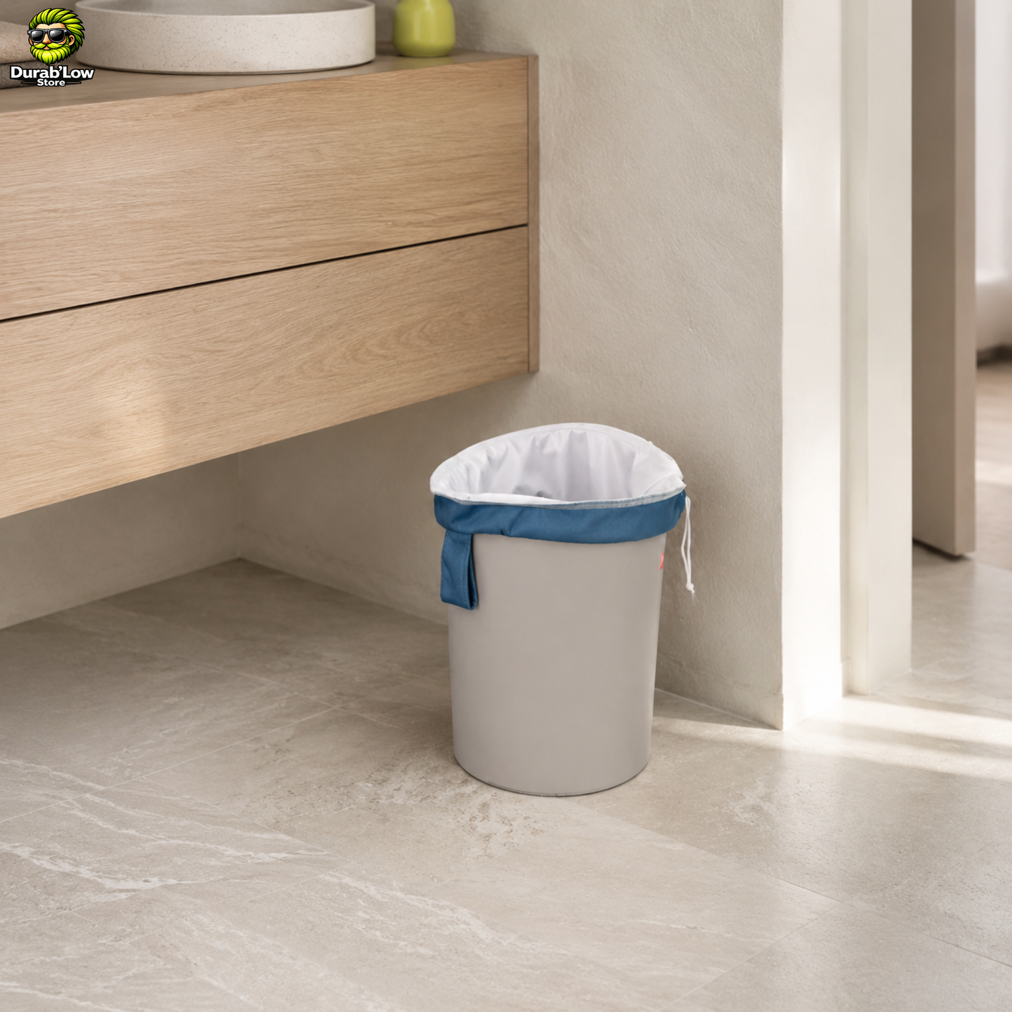 Sac Poubelle réutilisable installé sur une petite poubelle de salle de bain.