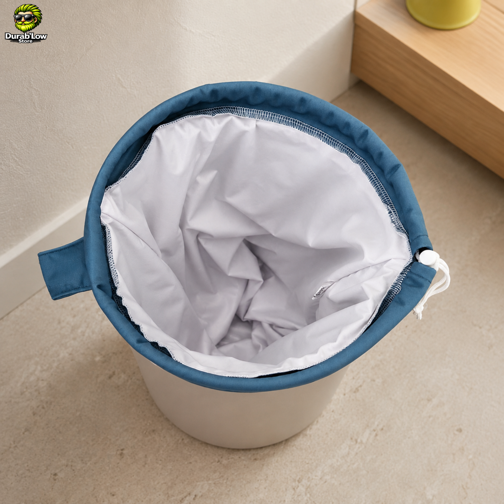 Vue de l'intérieur d'un sac poubelle réutilisable de salle de bain.
