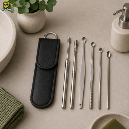 Set de 6 oriculi en inox et leur étui noir, le tout disposé sur un meuble de salle de bain.