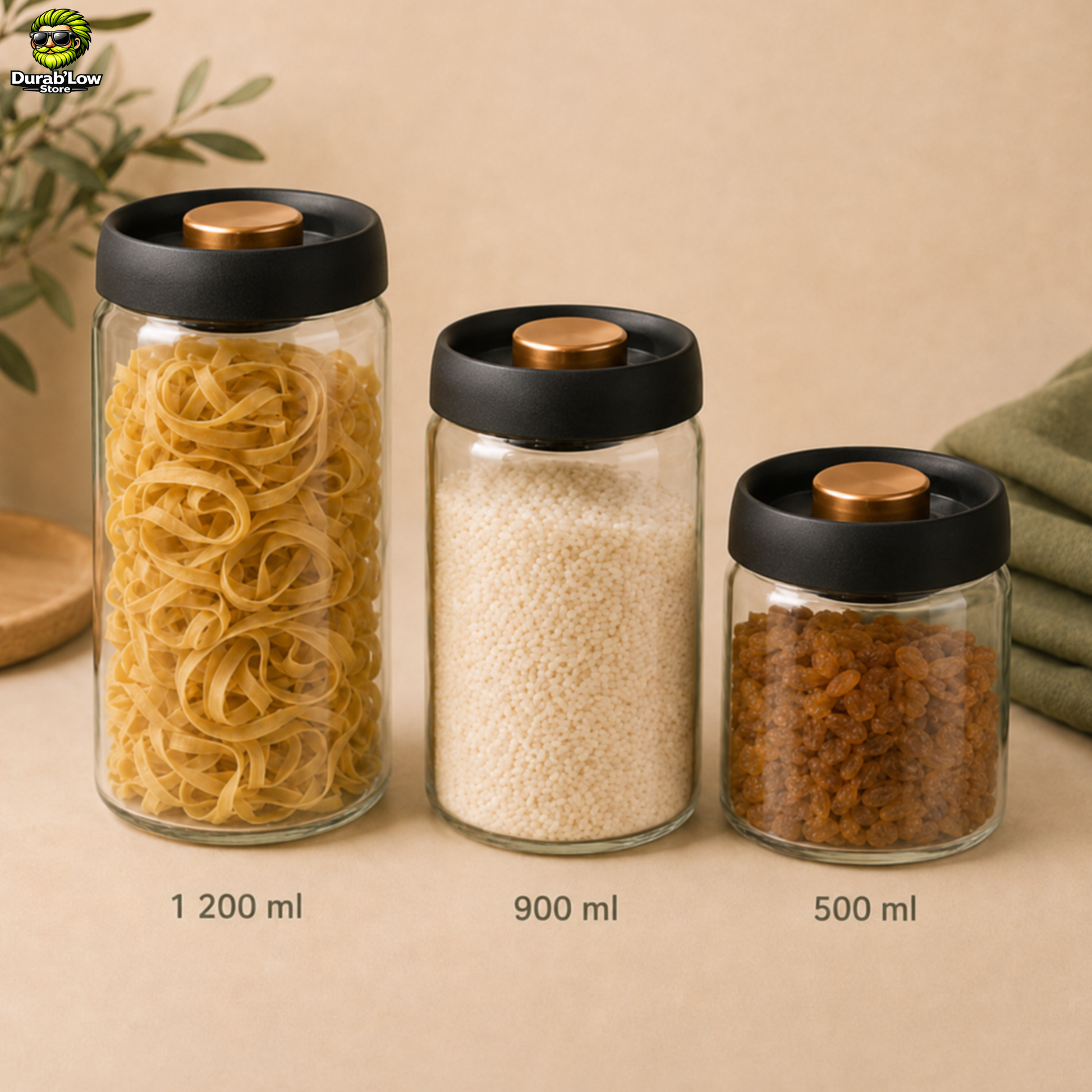 Trois bocaux avec couvercle vide-air noir et or sont alignés et remplis d'aliments secs.