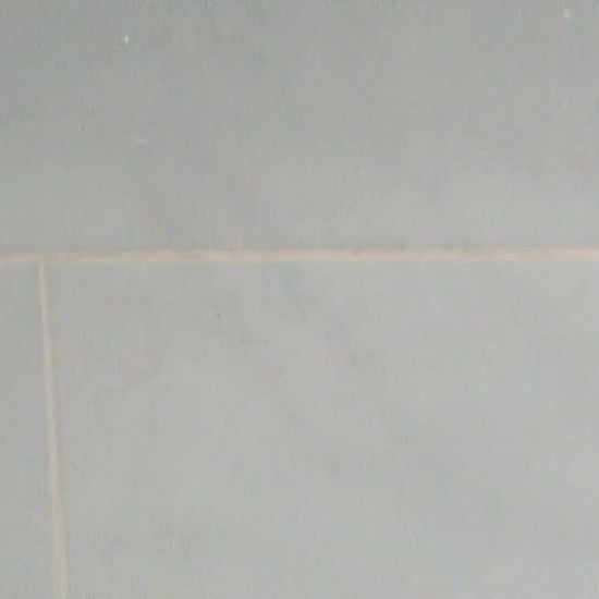 Vidéo montrant l’installation et l’utilisation d’un porte-savon magnétique avec ventouse, disque métallique et savon solide maintenu en suspension.