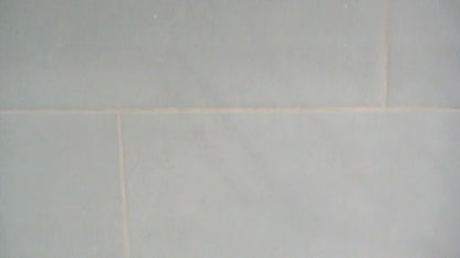 Vidéo montrant l’installation et l’utilisation d’un porte-savon magnétique avec ventouse, disque métallique et savon solide maintenu en suspension.