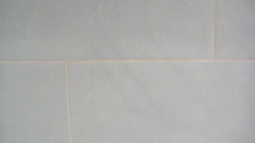 Vidéo montrant l’installation et l’utilisation d’un porte-savon magnétique avec ventouse, disque métallique et savon solide maintenu en suspension.